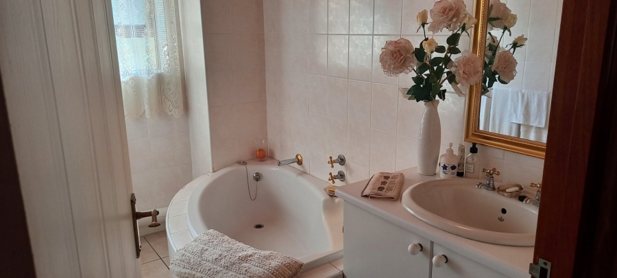 6 Bedroom Property for Sale in Bergsig Western Cape